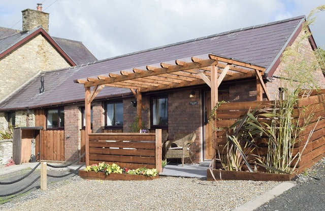 2 bedroom accommodation in Penrhiwllan, near Llandysul