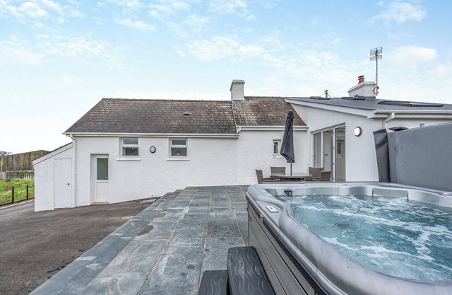 2 bedroom accommodation in Cross Inn, near New Quay