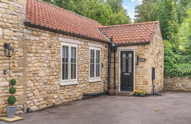 2 bedroom accommodation in Thornton Le Dale, near Pickering