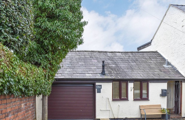 2 bedroom accommodation in Farndon, near Chester