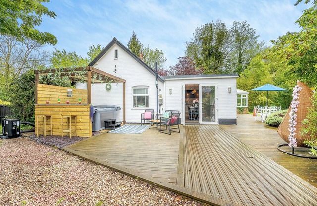 2 bedroom accommodation in Bratoft, near Burgh-le-Marsh