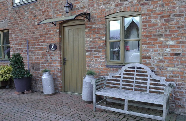 2 bedroom accommodation in Coddington, near Chester