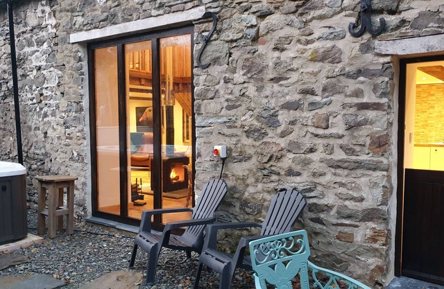 2 bedroom all ensuite, sleeps 4, hot tub, 1 dog welcome, coastal and tranquil