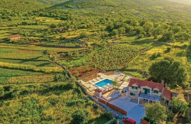 2 bedroom amazing home in Ljubitovica