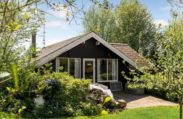 2 bedroom amazing home in Bogø By