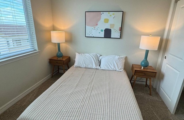 2-bedroom and den apartment in brilliant Cedar Park with fitness room, WiFi