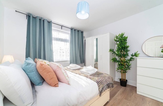 2-Bedroom Apartment in Greater London: Explore and Relax