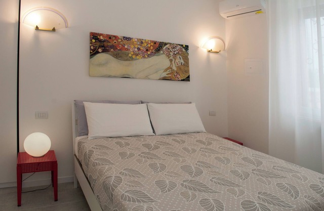 2 bedroom apartment center S. Bonifacio