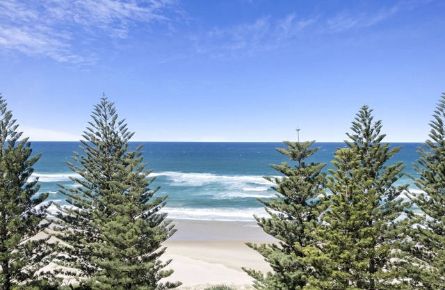 2 Bedroom Apartment on the Burleigh Esplanade!