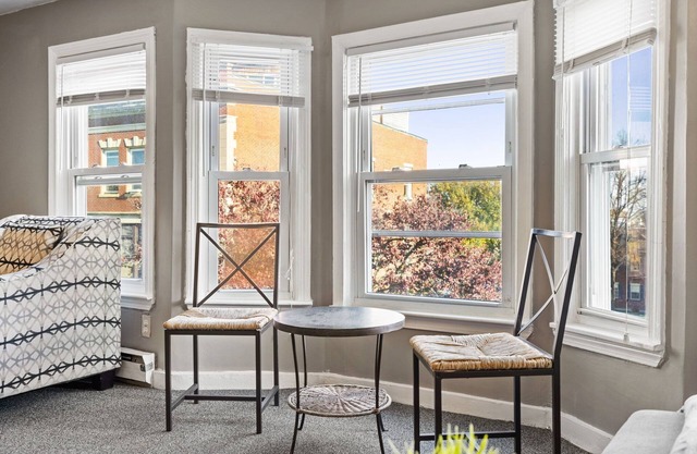 2 Bedroom Apartment Downtown Beverly~8 Mins to Salem~King Beds