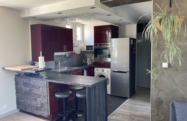 2-bedroom apartment close to all amenities