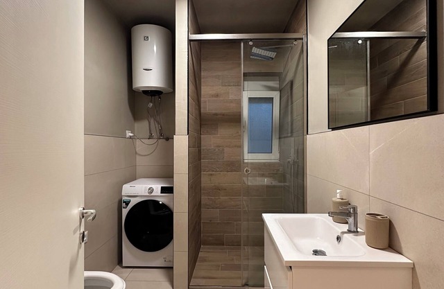 2-bedroom apartment in beautiful Golem with WiFi, AC
