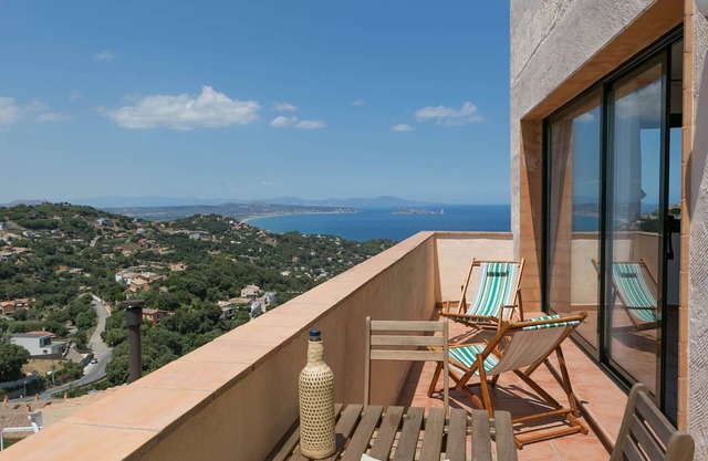 2 bedroom apartment in Begur center. Sea views, terrace and pool (Ref:H09)