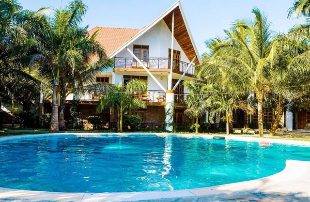 2-bedroom apartment in Diani, 2 minutes drive/5 minutes walk to the beach.