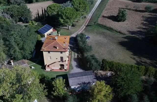 2 bedroom apartment in tuscany