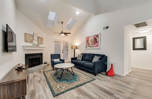 2-bedroom apartment in superb Dallas with WiFi, AC