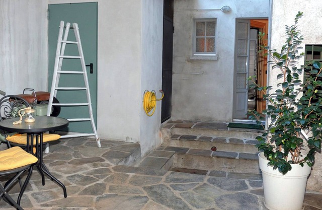 2 bedroom apartment with courtyard in the old town of Cannobio