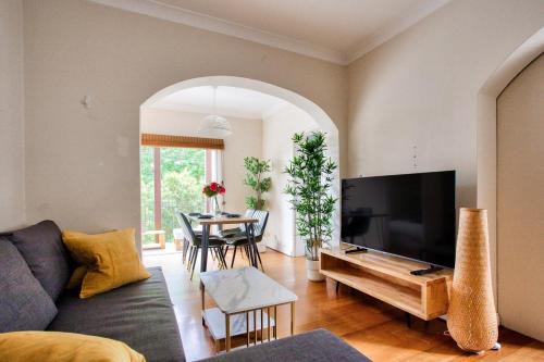 2 Bedroom Apartment Newtown Near to Shops 2