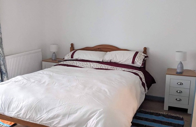 2 bedroom apartment, over wool and craft shop. Close to the marina in Pwllheli.