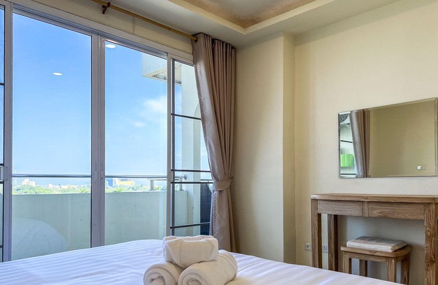 2-Bedroom Apartment with Nice View near Train Station.
