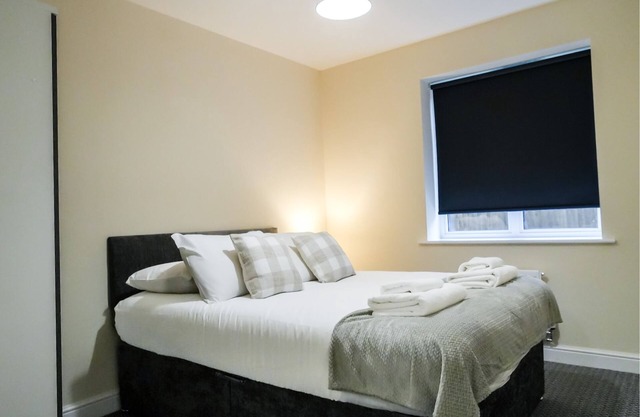 2 Bedroom Apartment with Street View