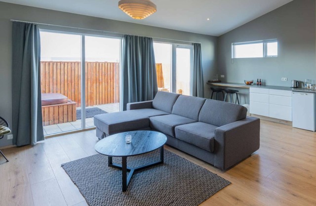 2 Bedroom Apartment with Hot Tub - Stracta Hotel Hella