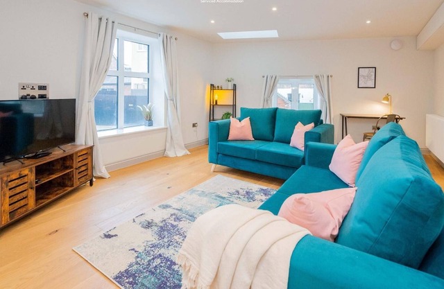 2 Bedroom Apt, Free Parking, Close to Train Station, LEISURE/BUSINESS