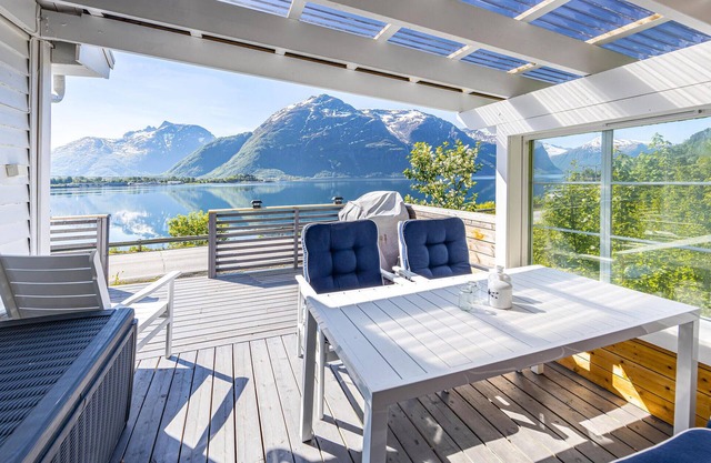 2 bedroom awesome home in Isfjorden