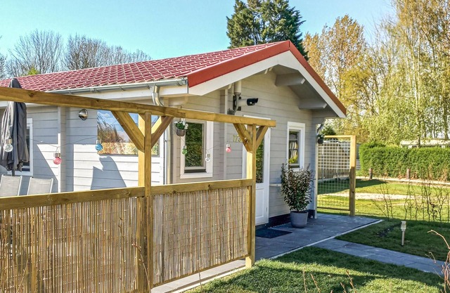 2 bedroom awesome home in Heinkenszand