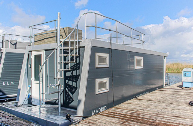 2 bedroom awesome ship in Lelystad