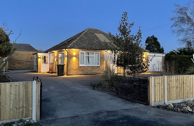 2 Bedroom Bungalow Pet Friendly with Hot Tub.