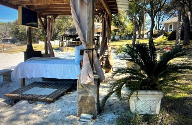 2 Bedroom Cabin on Private Beach with Tiki bar & Cabana!