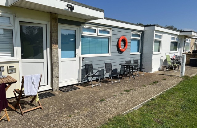 2 Bedroom Chalet SB22, Sandown Bay, Isle of Wight, Dog Friendly, Free WiFi