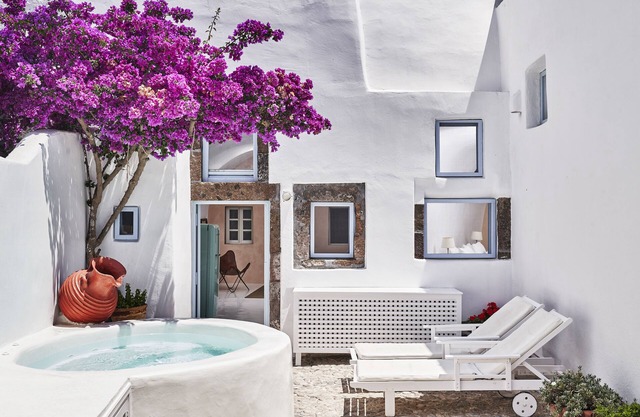 2 bedroom charming villa with hot tub in Megalochori , local architecture gem