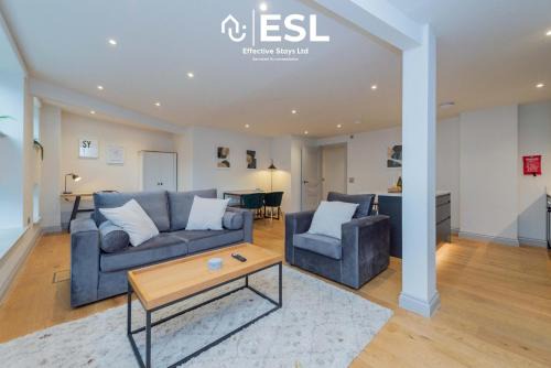 2 Bedroom Church Apartment 5 Mins to Town Centre - Free Parking