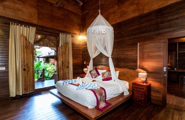 2 Bedroom Classic Balinese Wooden Cottage Near Mushroom Bay