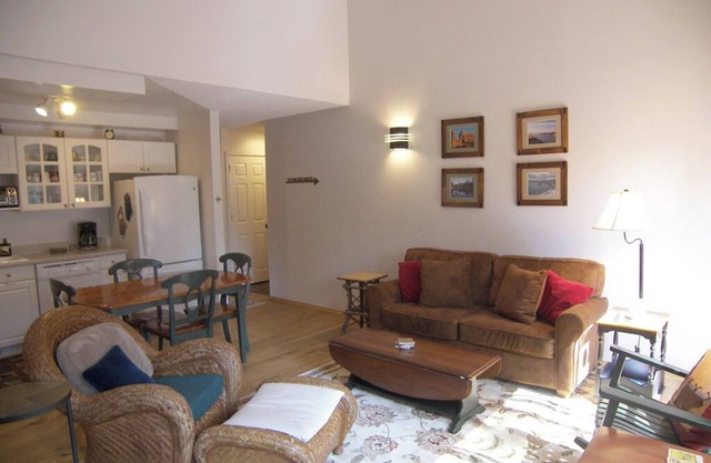 2 Bedroom close to Diamond Peak (AT19)