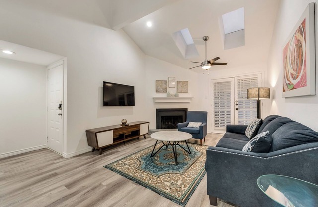 2-bedroom condo in charming Dallas with WiFi, AC