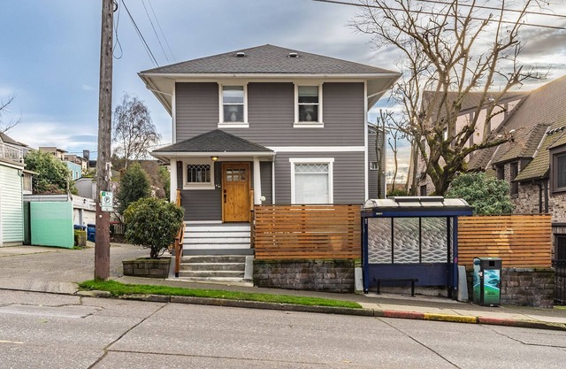 2-bedroom condo in heart of Capitol Hill, Lightrail & Parking