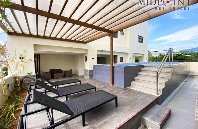 2 bedroom condo near Ayala Center Cebu and SM City Cebu with AC, gym,WiFi & pool