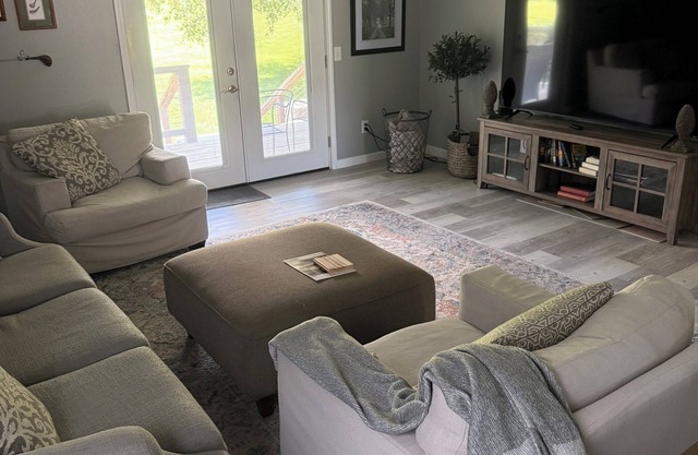 2-bedroom condo on Dogwood Golf Course/OZ Mountain Bike Trails accessible