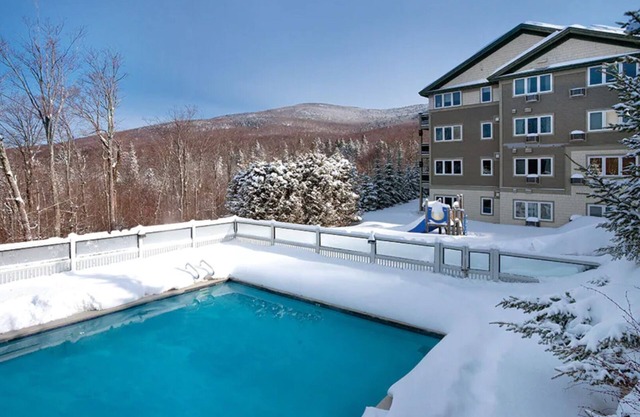2 Bedroom Condo, Sleeps 8, Full Kitchen, Skiing at Smugglers Notch Resort!