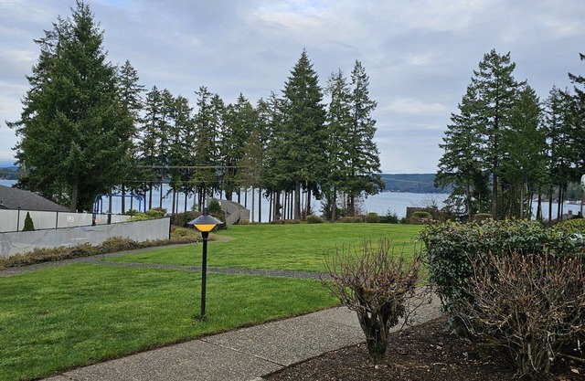 2-bedroom condo with fitness room, WiFi in beautiful Union, WA. private beach.