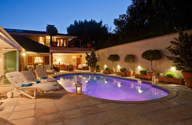 2 Bedroom Cottage, spacious open plan living area in the heart of Constantia