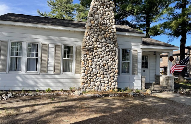 2-bedroom cottage just a short walk to downtown Indian River, beaches/Burt Lake