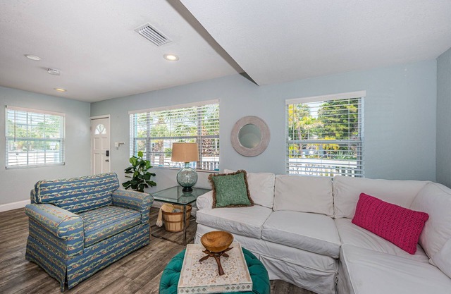 2 BEDROOM COTTAGE ON ST.PETE BEACH- FULLY RENOVATED- OUTDOOR BBQ AND DINING AREA