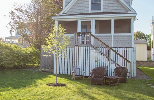 2 Bedroom Cottage - Walk to the beach in 2 minutes