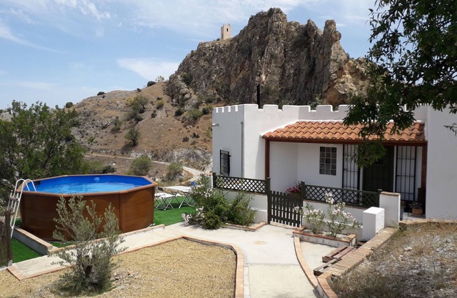 2 Bedroom Cottage with Private Pool, Terraces and Mountain Views
