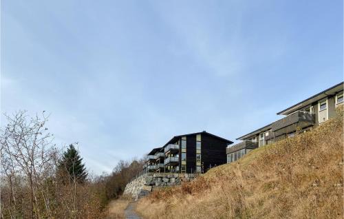 2 Bedroom Cozy Apartment In Ålesund