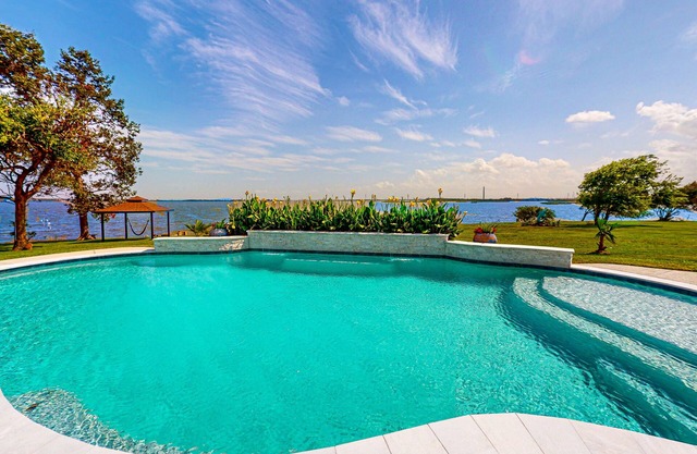 2-bedroom cozy guest home with, gym, patio, shared pool and views